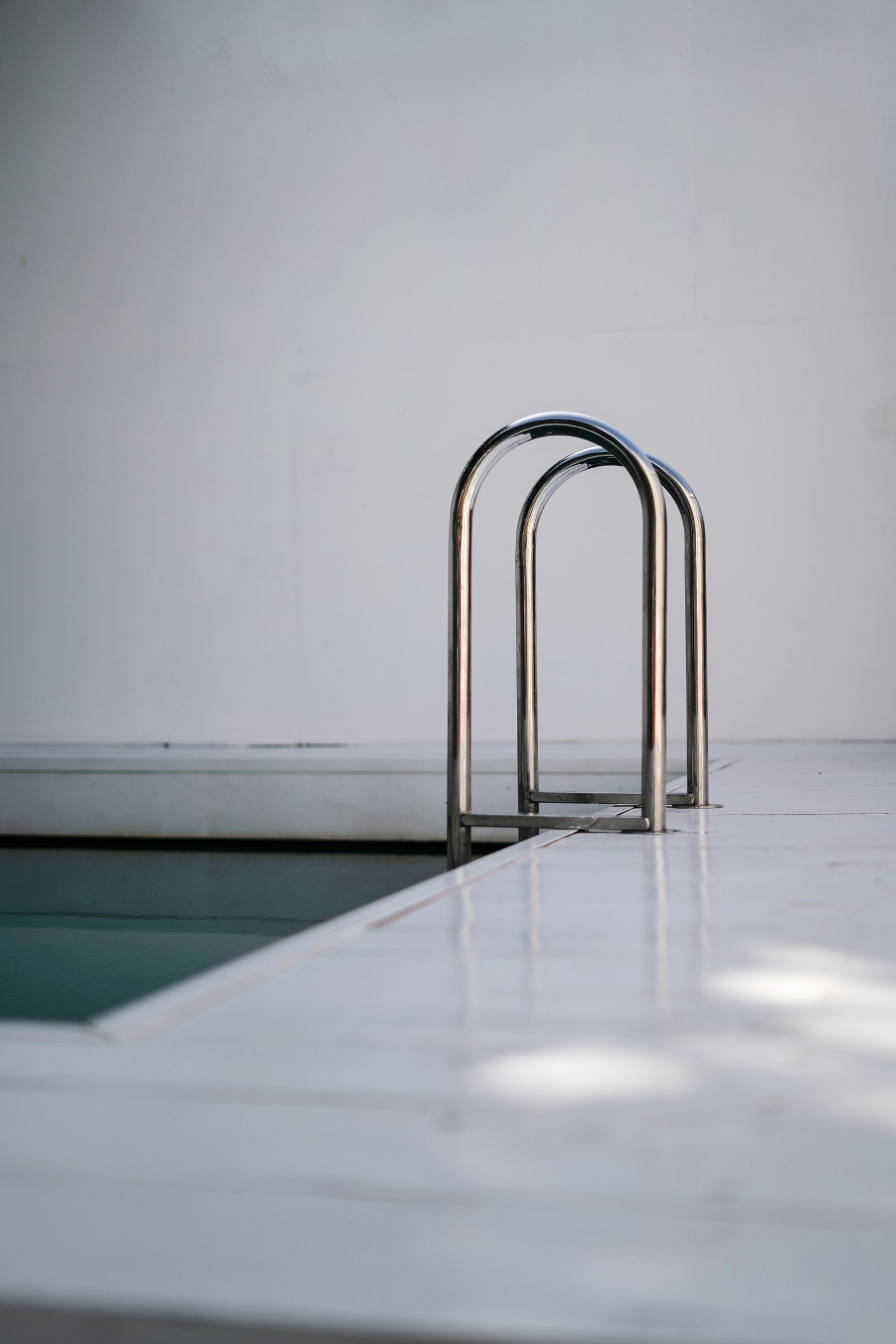 Corrimão em aço inox junto a piscina exterior